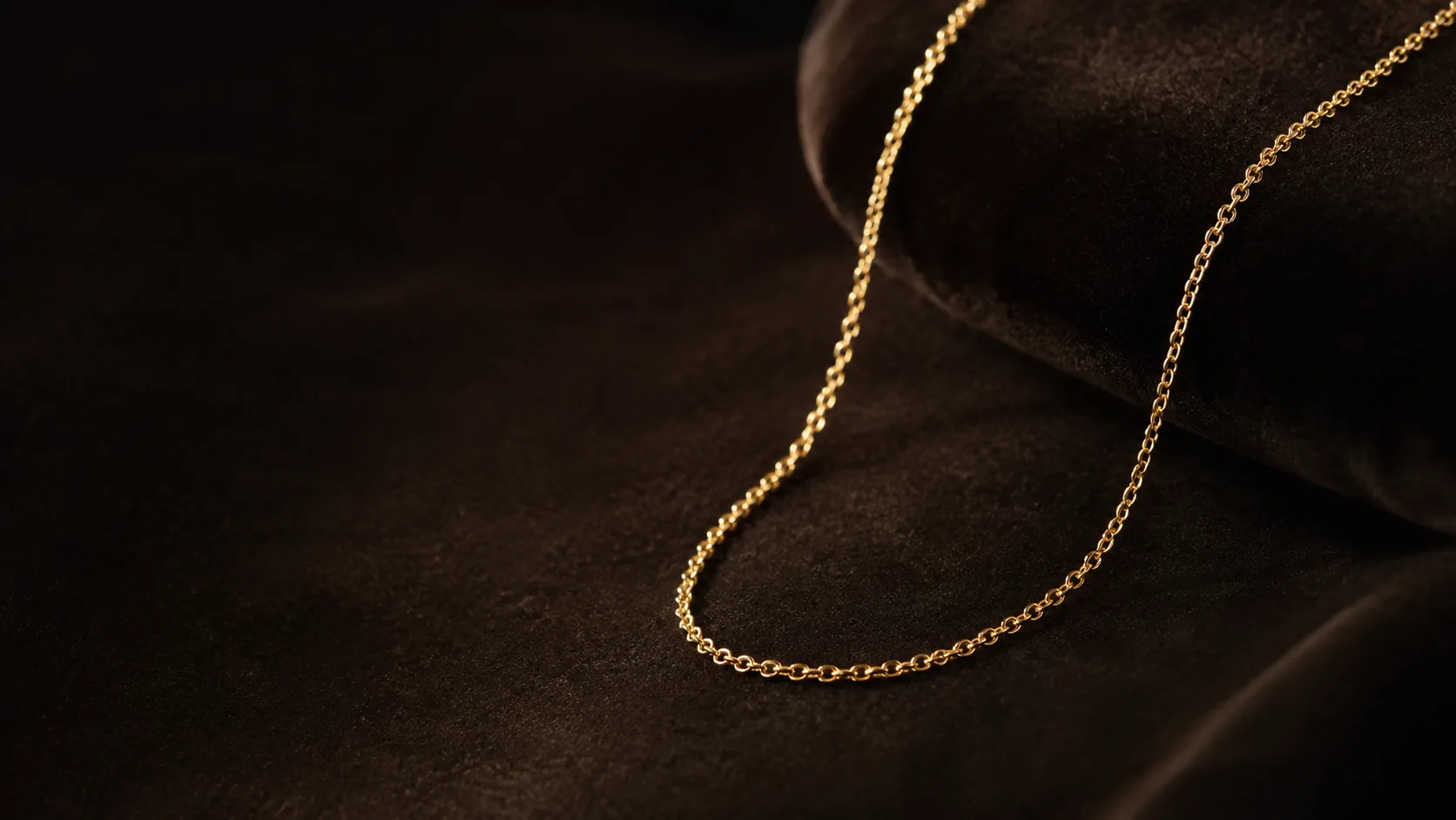 Gold chain necklace macro on dark velvet — Jewellery vertical